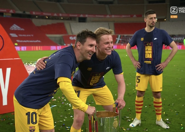 Đồng đội "xếp hàng" để lưu lại khoảnh khắc đáng nhớ cùng Messi.