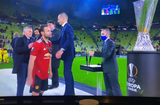 Tức tưởi, dàn sao Man Utd hành động gây sốc trước mặt chủ tịch UEFA - Bóng Đá
