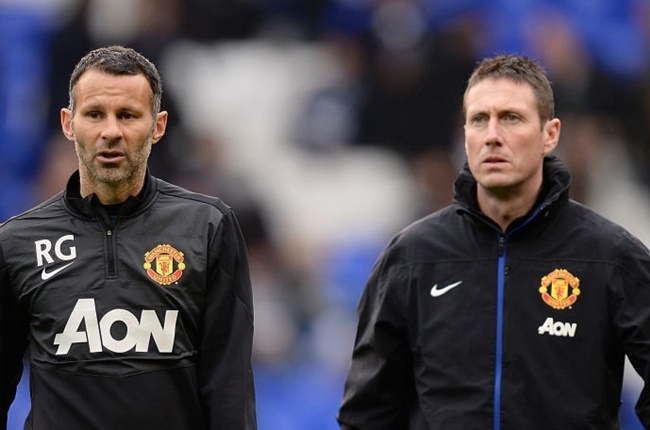 Tony Strudwick (phải) khi còn làm việc tại M.U.