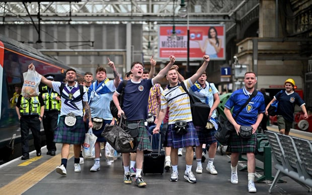 CĐV Scotland quậy tưng bừng, 'nhờn' cảnh sát trước giờ đấu ĐT Anh - Bóng Đá