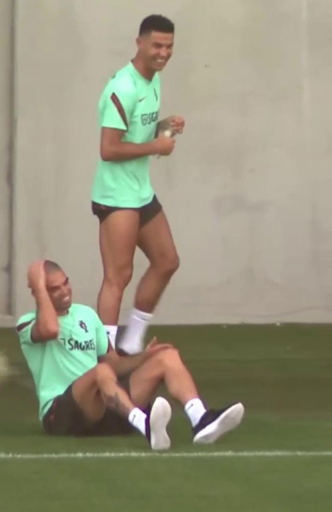 Ronaldo hóa trẻ con, Pepe chỉ còn biết cười trừ - Bóng Đá