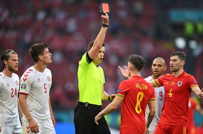 Bale bất lực, CĐV Wales tuyệt vọng trong ngày chia tay EURO 2020 - Bóng Đá