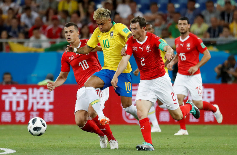 Chơi mờ nhạt, Neymar bị CĐV lôi mái tóc 'mỳ tôm' ra chế nhạo