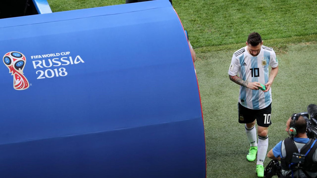 Sau thất bại, Messi và Ronaldo thành nạn nhân của ảnh chế
