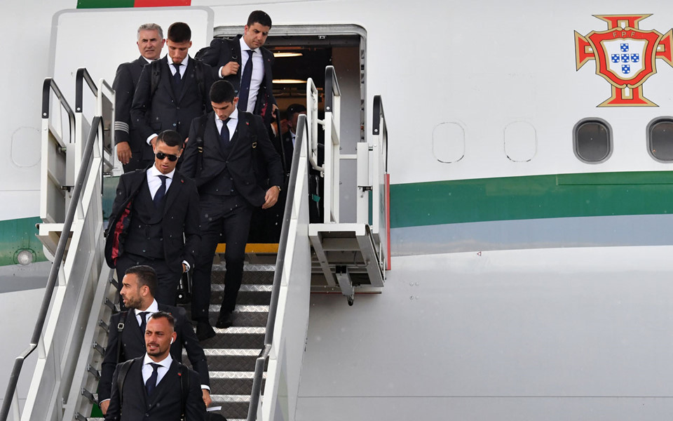 Cầu thủ World Cup 2018 mặc suit bảnh bao thế nào ở sân bay?