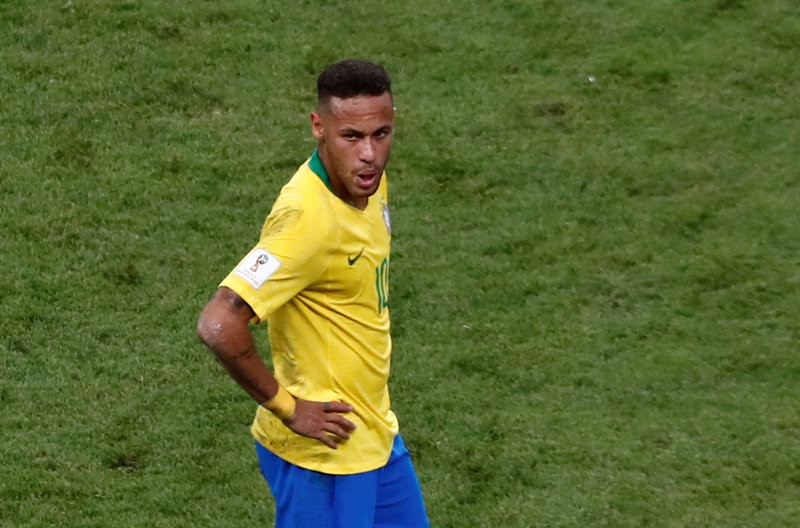 Neymar thẫn thờ, cầu thủ Brazil cúi đầu sau thất bại