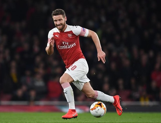  Cổ động viên Arsenal tung hô người hùng của đội bóng