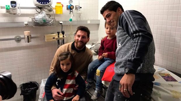 Dàn sao Barca ghé thăm bệnh viện trẻ em đầu năm mới - Bóng Đá