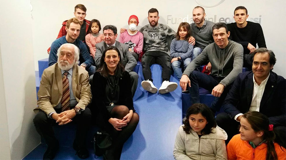 Dàn sao Barca ghé thăm bệnh viện trẻ em đầu năm mới - Bóng Đá