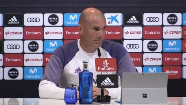Zidane khó chịu với câu hỏi về Pique - Bóng Đá
