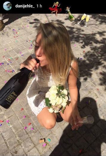 Thủ thành Barca khoe phong cách khó đỡ trong đám cưới - Bóng Đá