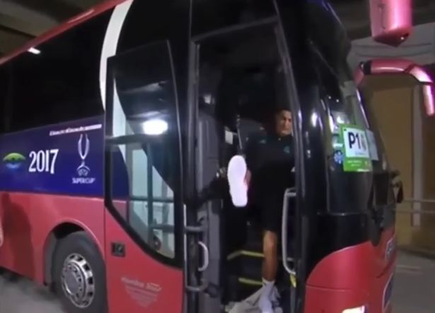 Rảo bước xuống xe bus, Ronaldo suýt ngã 'sấp mặt' - Bóng Đá
