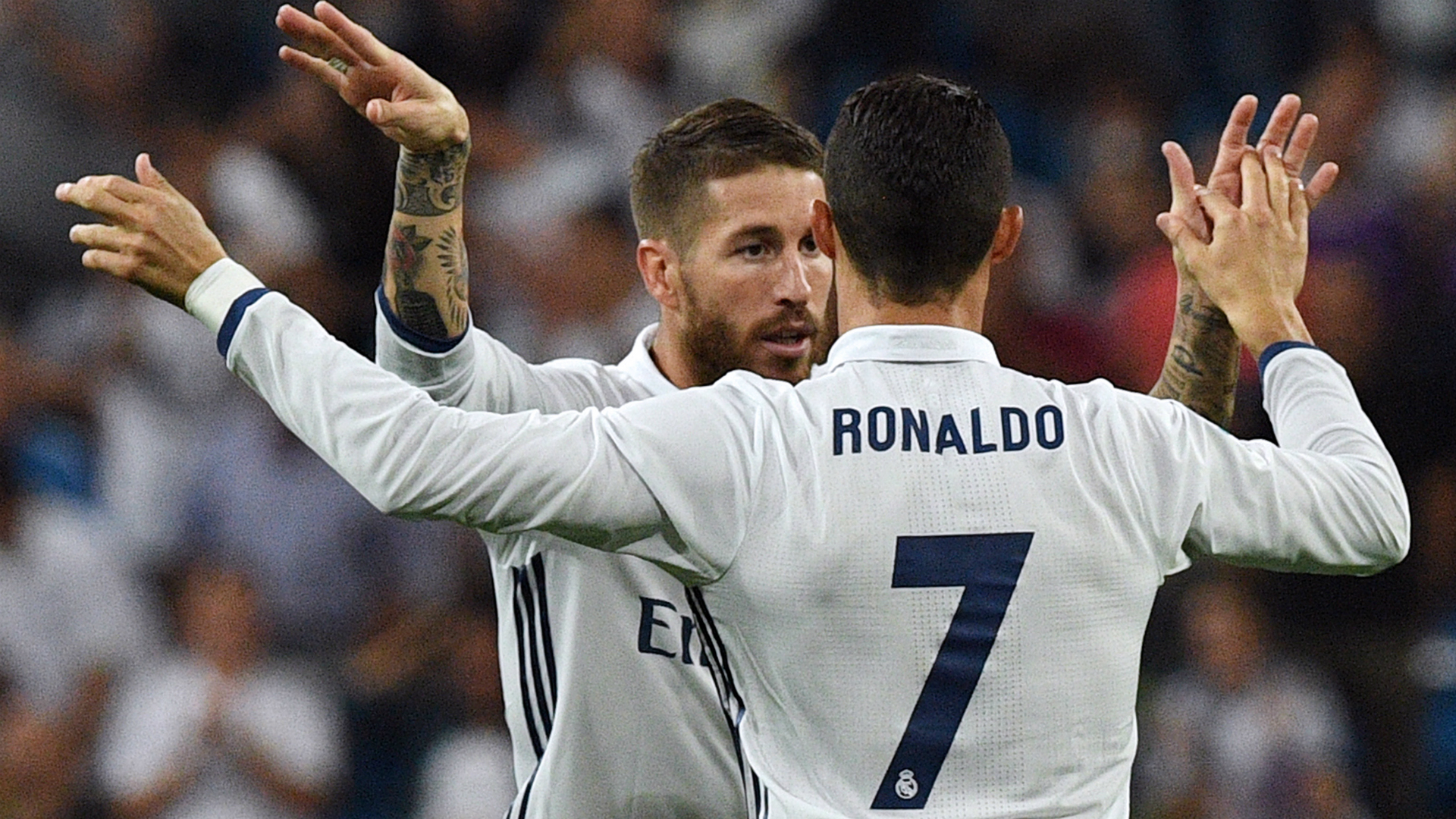 'Biến nhẹ' tại Bernabeu: Căng thẳng leo thang giữa Ramos và Ronaldo - Bóng Đá
