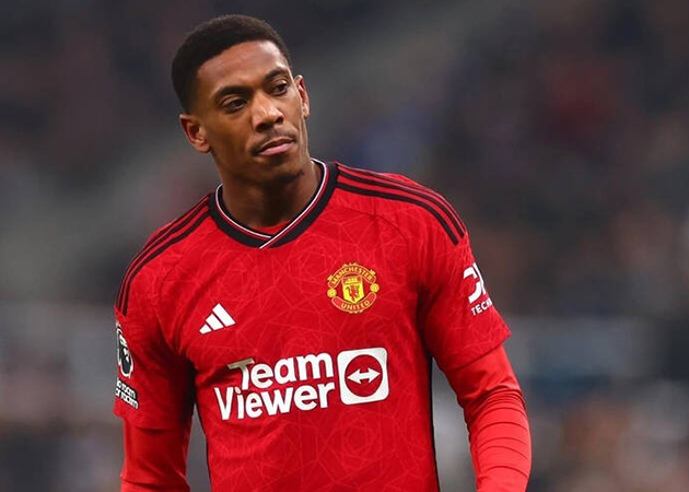Cựu sao Man Utd sắp thoát cảnh thất nghiệp