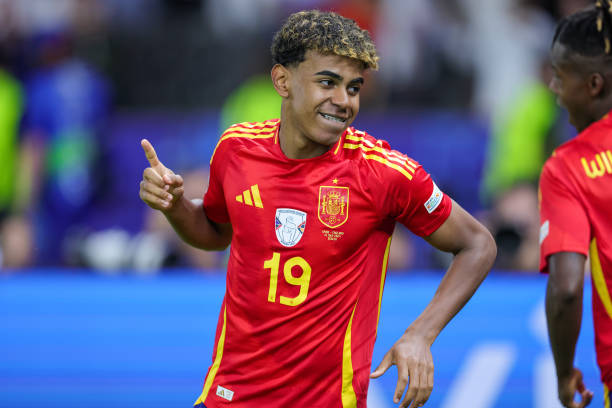 Thành tích của Lamine Yamal tại EURO 2024 so với CR7 ở EURO 2004