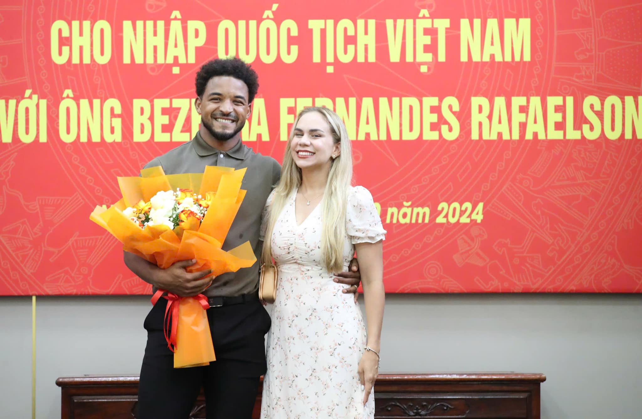 Bà xã Brazil cười duyên, rạng rỡ trong ngày Nguyễn Xuân Son nhập tịch Việt Nam
