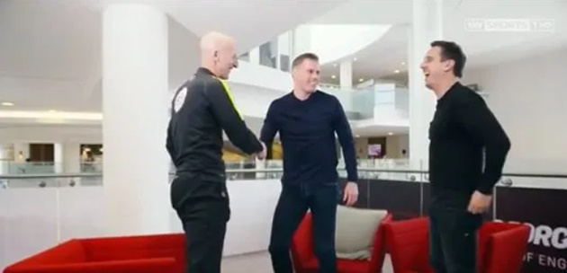 Fan Arsenal 'sôi máu' với Gary Neville vì video cảm ơn trọng tài