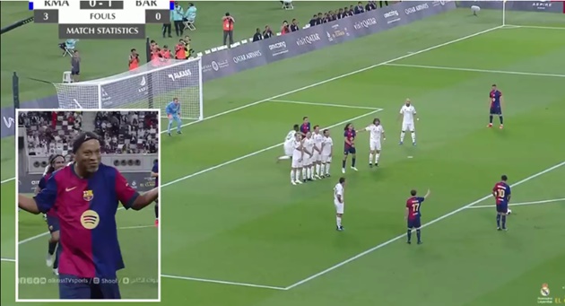 Ronaldinho tái hiện siêu phẩm thời hoàng kim