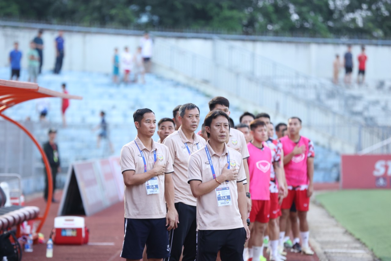 Cầu thủ vướng vòng lao lý, HLV V-League trút bầu tâm sự
