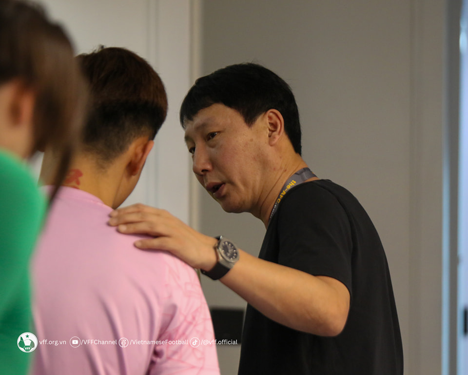 Ảnh bài viết Sếp lớn VFF nêu 1 điểm cần chờ đánh giá với HLV Kim Sang-sik