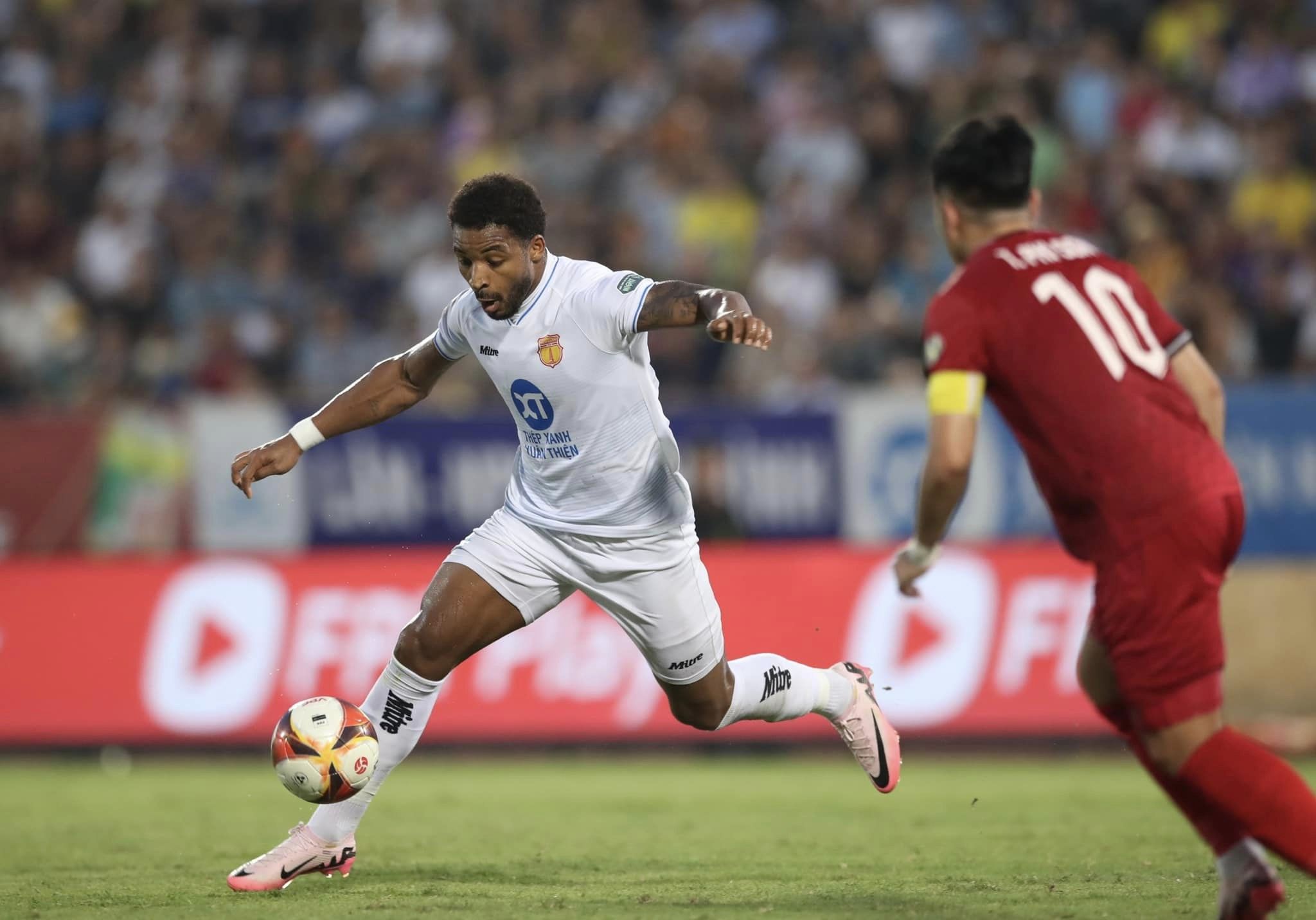 Ảnh bài viết Rafaelson lên tiếng, HLV bồi hồi nhắc về tiền đạo 'chân gỗ'