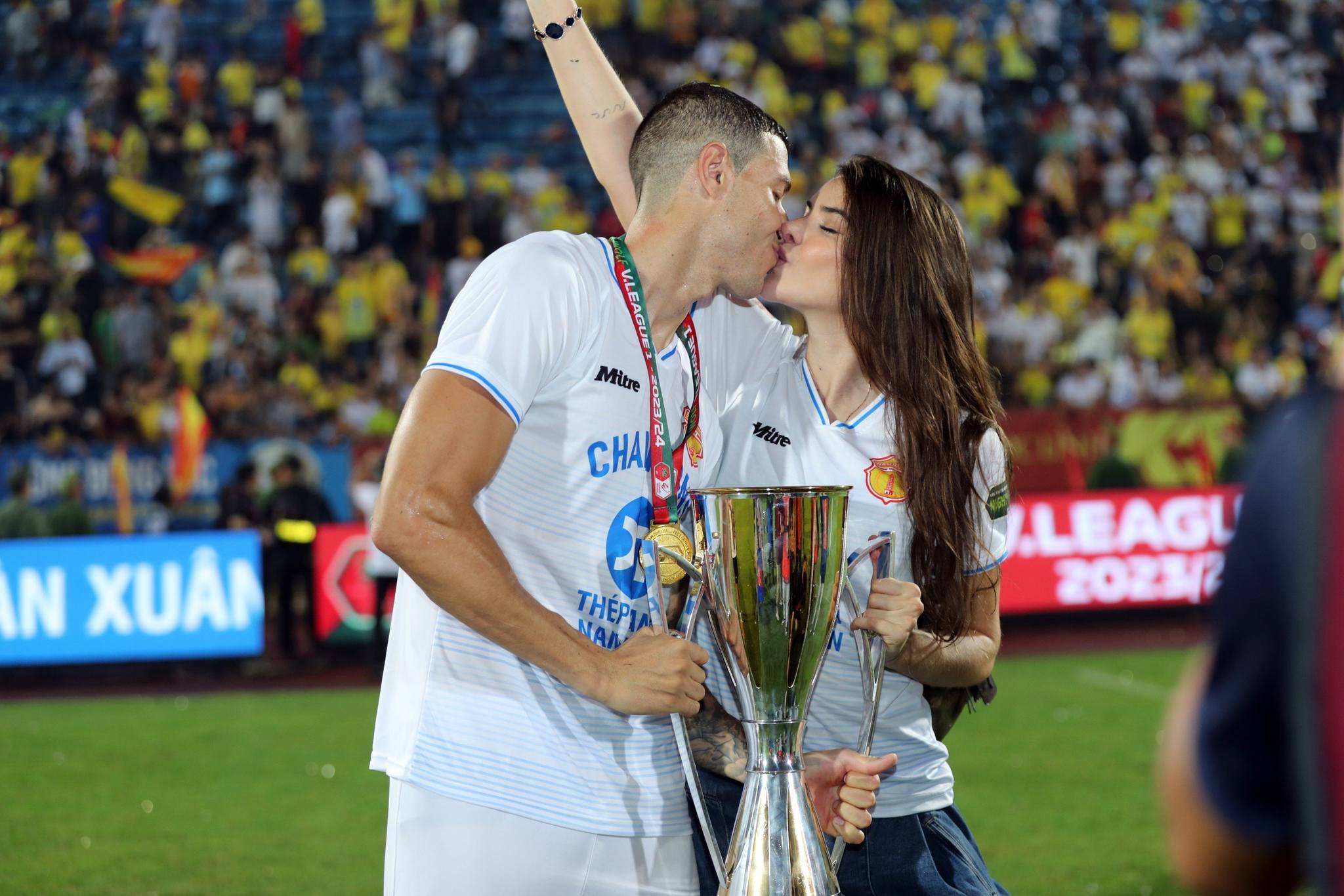 Vô địch V-League, sao Nam Định trao nụ hôn nồng cháy cho bạn gái xinh như mộng
