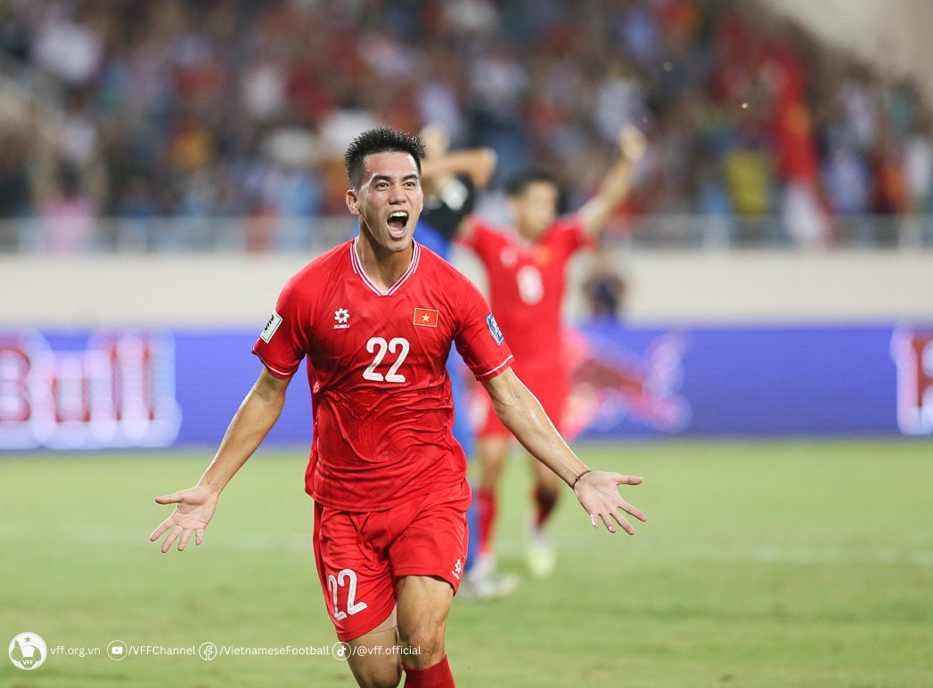 Ảnh bài viết Việt Nam thắng Philippines, Tiến Linh sánh vai Công Vinh