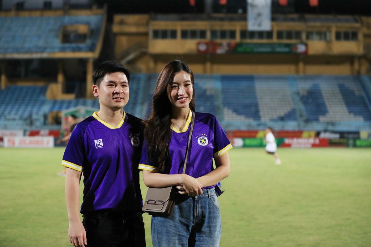 Hà Nội FC cán đích trong top 3 V-League, hoa hậu Đỗ Mỹ Linh khoe sắc dịu dàng