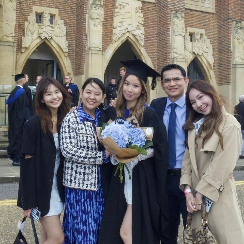 Kiatisuk lịch lãm, mừng ái nữ xinh đẹp tốt nghiệp đại học