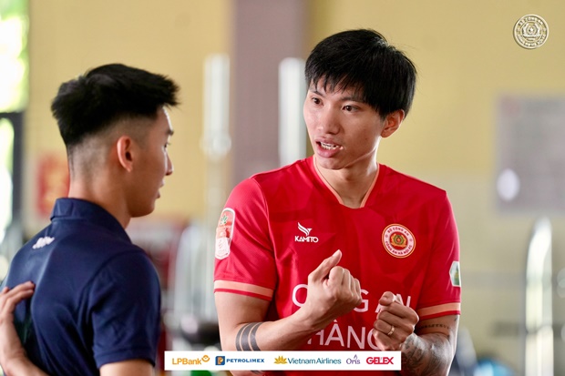 Thời điểm Đoàn Văn Hậu được đánh giá cao hơn Jason Pendant Quang Vinh