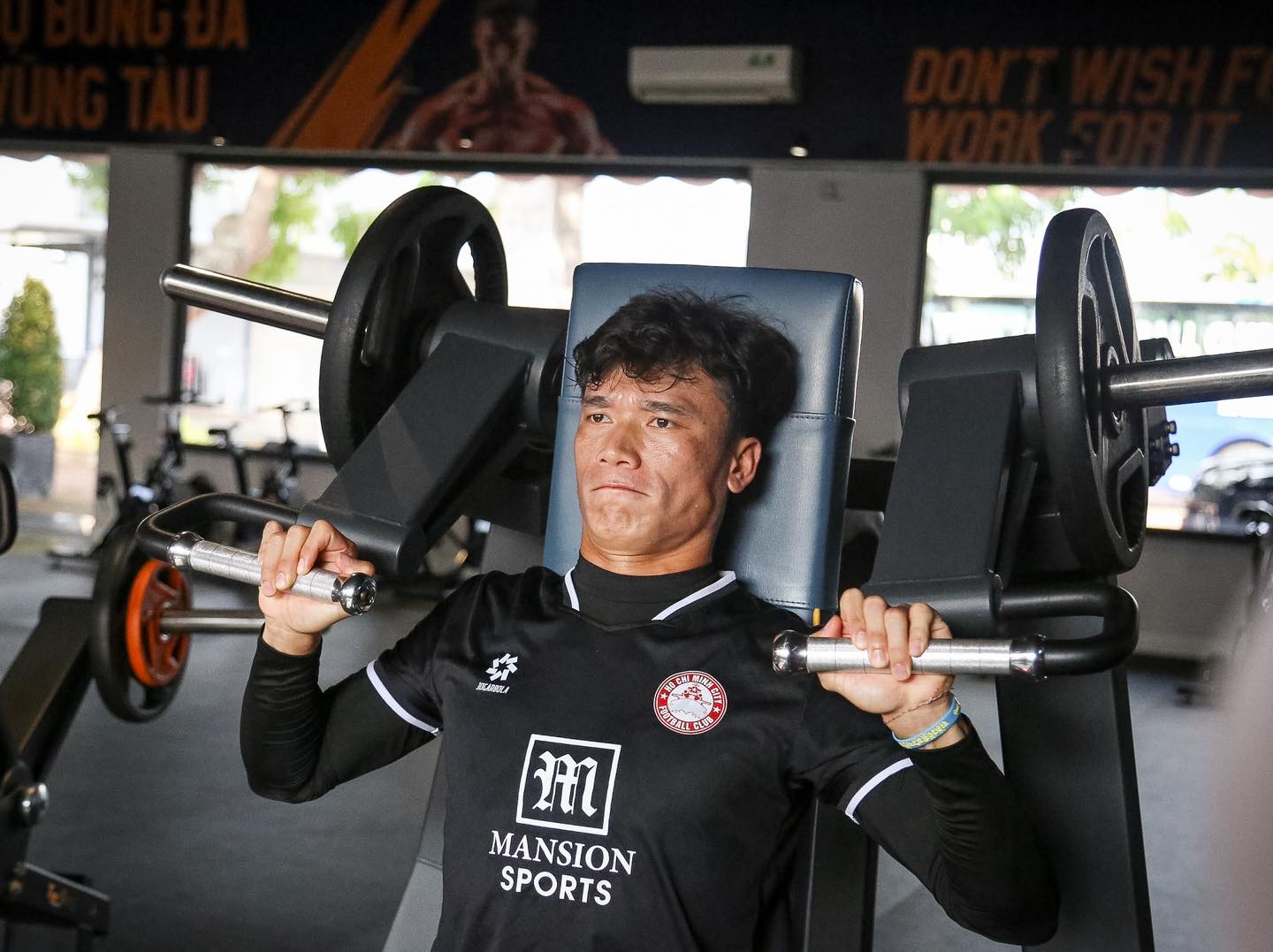 Ảnh bài viết Bùi Tiến Dũng căng mình trong phòng tập, HLV CLB TP.HCM cười tươi bên bờ biển