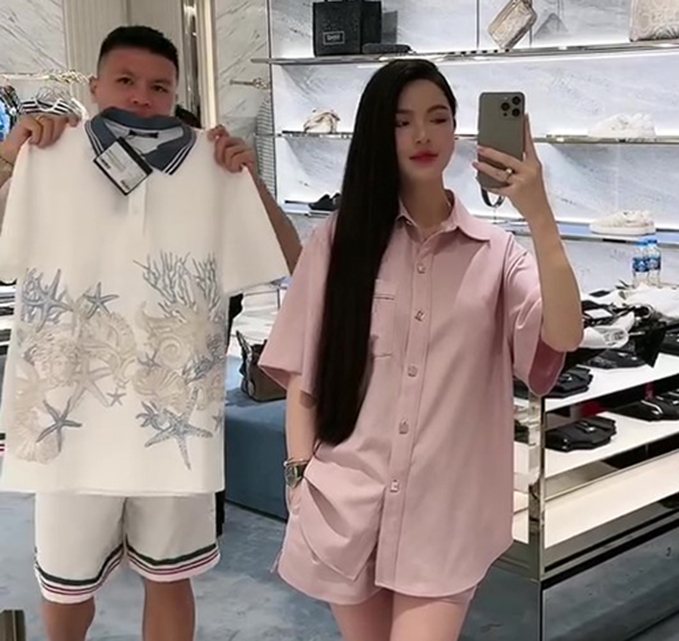 Vợ Quang Hải khoe vóc dáng hấp dẫn sau khi sinh