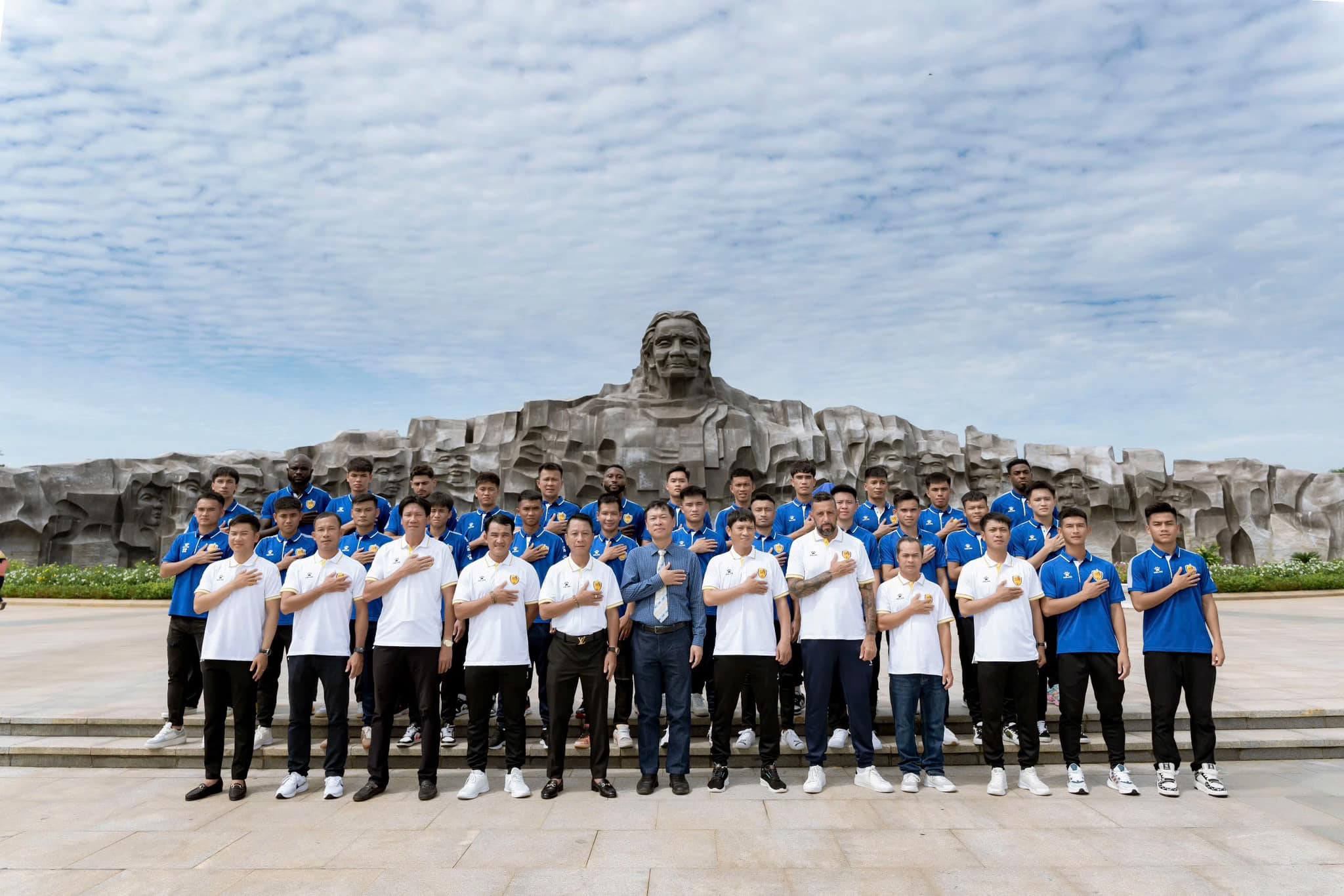 CLB V-League 2 năm liên tiếp không được đá sân nhà