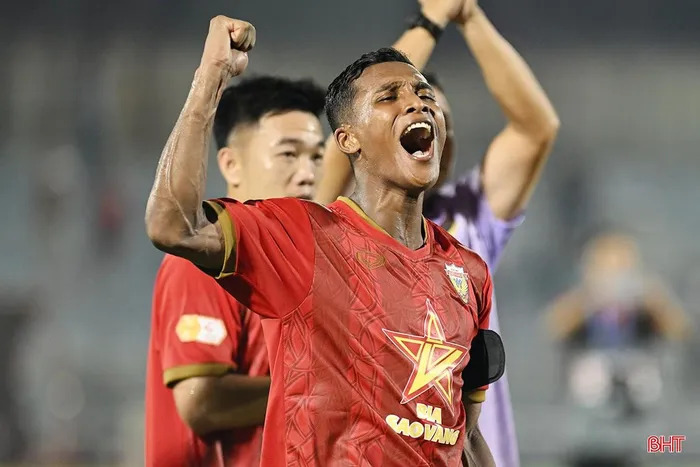 Ảnh bài viết Sao Việt kiều tỏa sáng, HLV Hà Tĩnh hé lộ điều không ngờ