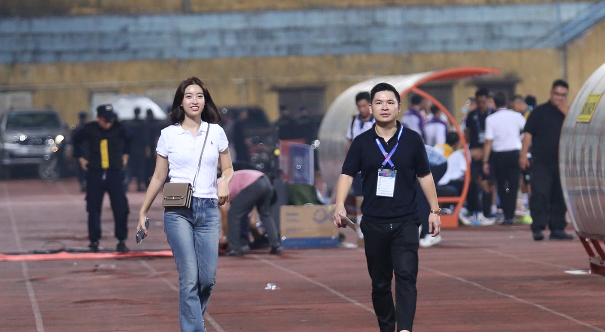 Đỗ Mỹ Linh lên đồ đẹp giản dị trong ngày Hà Nội FC chiến thắng
