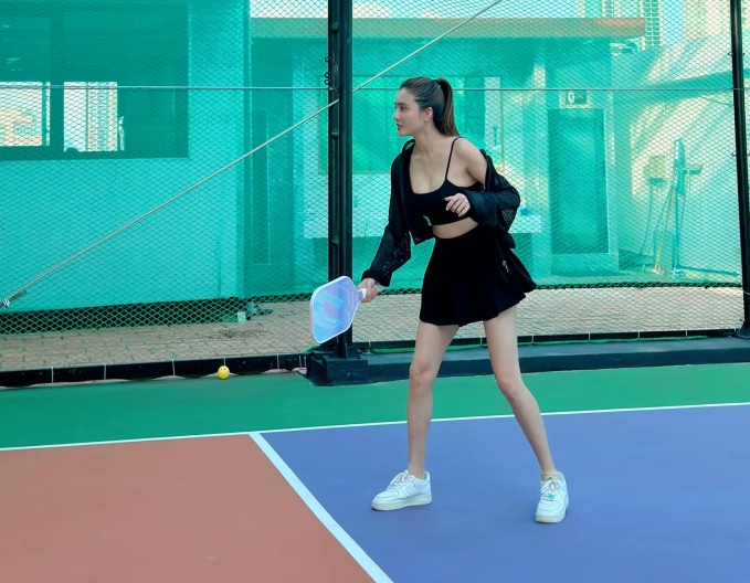 Em gái Công Vinh quyến rũ, bận đồ mát mẻ chơi pickleball