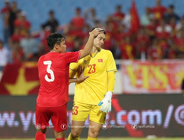 Tiền đạo Nga nói lời thật lòng về sai lầm của Văn Lâm