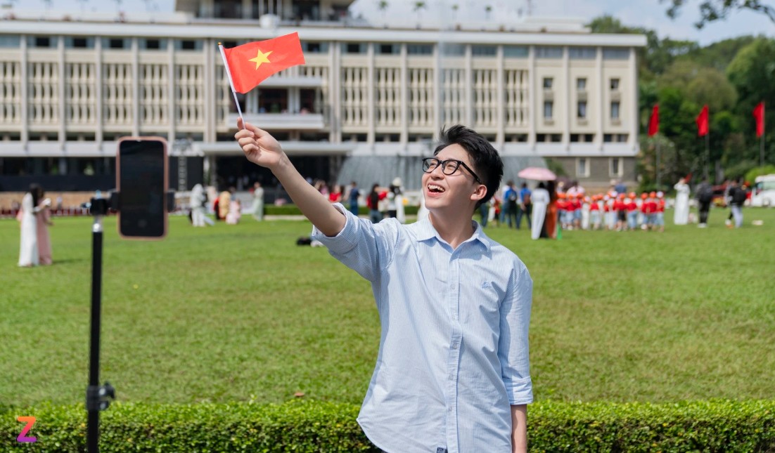 Người trẻ di chuyển từ Hà Nội vào TPHCM chung vui đại lễ 30/4