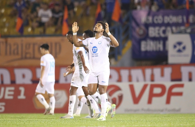 Xuân Son "nổ" hat-trick, Nam Định vùi dập Bình Dương ngay Gò Đậu