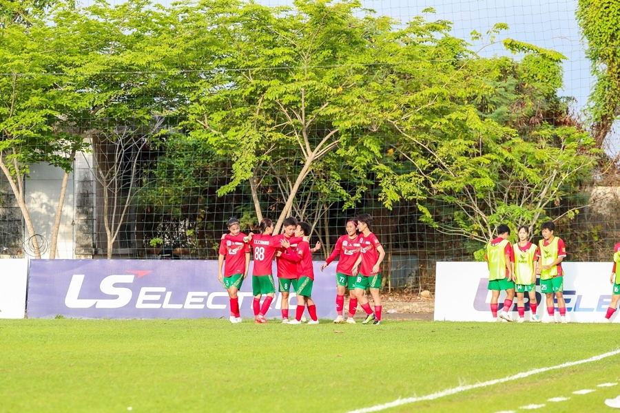 TP.HCM I duy trì thành tích toàn thắng, Sơn La có 3 điểm đầu tiên 