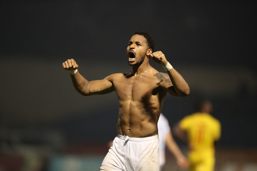 Ảnh bài viết HLV Nam Định muốn kỷ lục gia V-League được nhập tịch