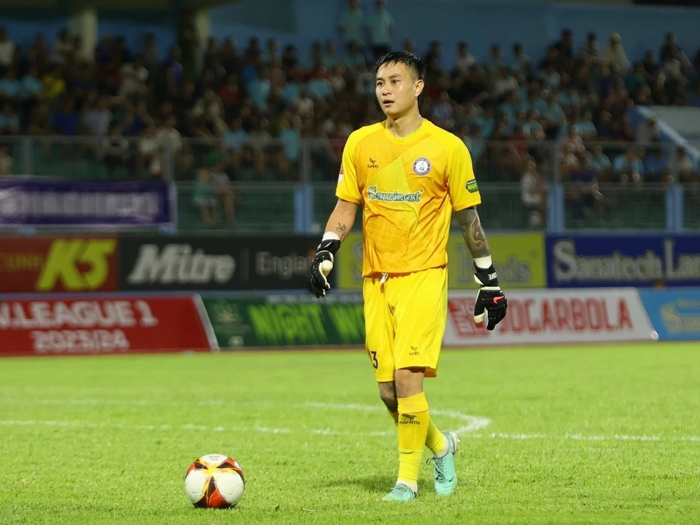 Không ai ở V-League đen hơn thủ môn Khánh Hòa