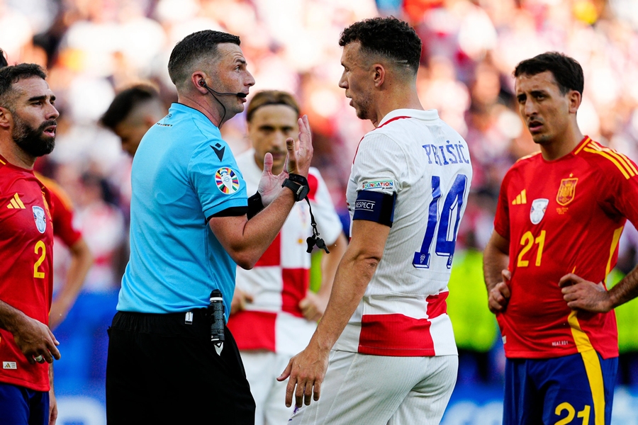 Rodri thoát thẻ đỏ, Croatia bị hủy bàn, trọng tài Việt nói về luật FIFA
