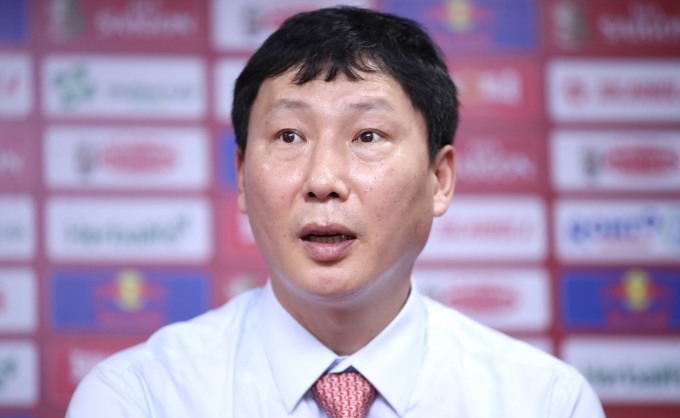 Ảnh bài viết HLV Kim Sang-sik nói rõ lý do đứng suốt 90 phút, khen Tiến Linh xuất sắc