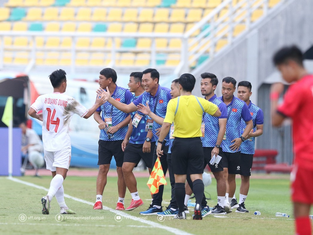 HLV Hứa Hiền Vinh: 'BHL cần làm việc chăm chỉ, kỹ lưỡng hơn nữa để đạt được kết quả tốt hơn'