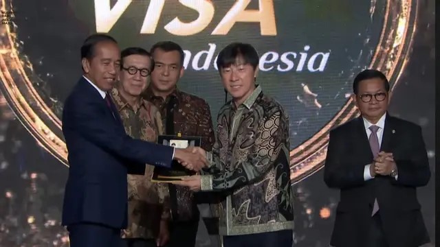 HLV Shin Tae-yong nhận điều đặc biệt từ Tổng thống Indonesia