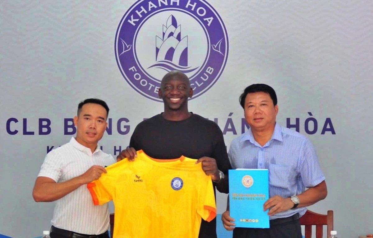 Bị FIFA phạt, CLB Khánh Hòa thanh minh