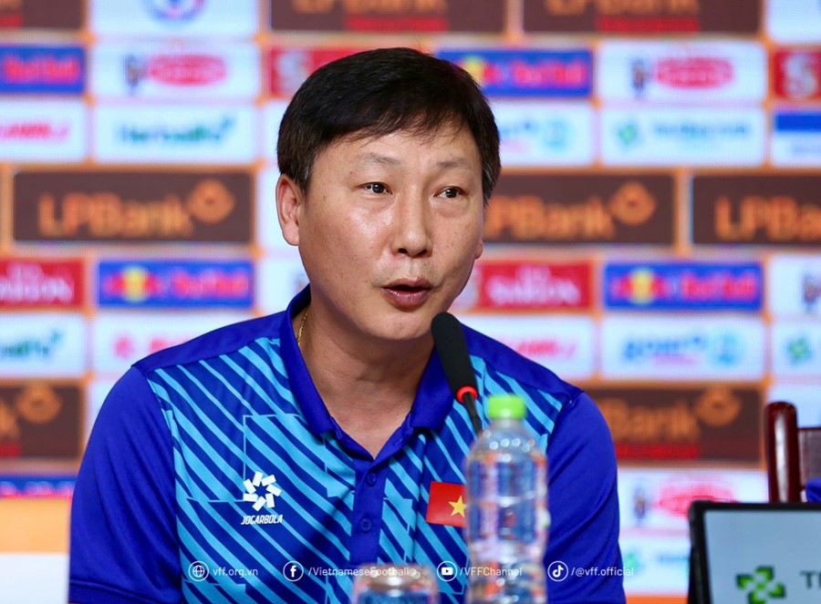 Ảnh bài viết HLV Kim Sang-sik lại xin lỗi vì thua trận, nói rõ điểm yếu của ĐT Việt Nam