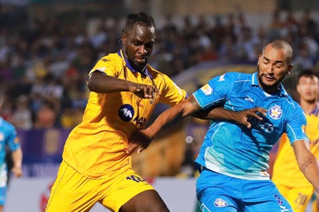 Ảnh bài viết Ngoại binh nhận thẻ đỏ, SLNA vất vả cầm hòa tân binh