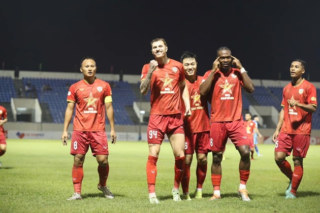 Xuân Trường nhạt nhòa, ngoại binh lập hattrick giúp Hà Tĩnh leo lên nhì bảng